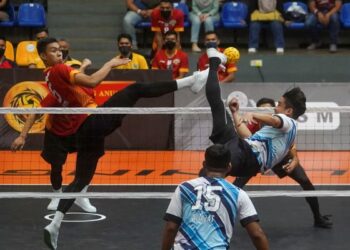 APIT kanan ATM Guardians, Muhammad Afifuddin Razali (kiri) membuat hadangan dalam aksi Liga Sepak Takraw menentang
Kuala Lumpur Thunder di Stadium Titiwangsa, Kuala Lumpur kelmarin. – UTUSAN/SHIDDIEQIIN ZON