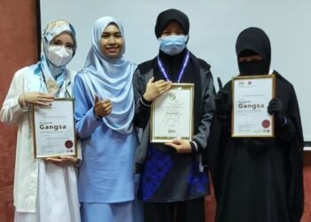 BERDIRI dari kanan; Nurushaheedah Zulkarnain, Siti Khadeejah Zulkarnain, Nur Ainan Najihah Mohd. Sobari (Mentor) dan Fatimah Azzahra Zulkarnain.