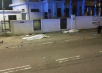 MAYAT mangsa kemalangan di Jalan Mambau-Port Dickson berhadapan Surau Al-Muqarrabin, Kampung Mambau dekat sini, pagi tadi diletakkan di tepi jalan sementara menunggu ketibaan ambulans. - MEDIA SOSIAL