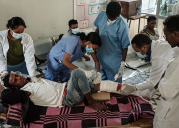 DOKTOR sedang merawat seorang penduduk yang tercedera dalam serangan udara di pekan Togoga di Tigray pada minggu lalu. - AFP
