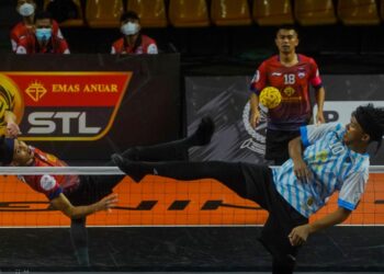 APIT kanan Johor Tigris, Noraizat Mohd. Nordin (kiri) membuat libasan dalam aksi Liga Premier menentang Penang Black Panters pada saingan STL 2021/2022 di Stadium Titiwangsa, Kuala Lumpur kelmarin. - UTUSAN/SHIDDIEQIIN ZON
