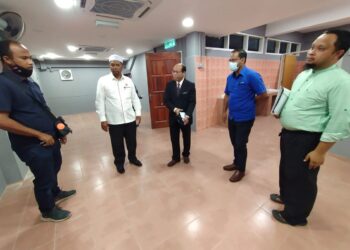 WAN Roslan Wan Hamat (dua kiri) menyaksikan kerja-kerja baik pulih bilik persalinan pemain yang terdapat di Stadium Sultan Muhammad IV, Kota Bharu, Kelantan hari ini. - UTUSAN/YATIMIN ABDULLAH