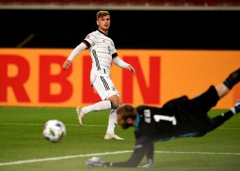 TIMO Werner melepaskan rembatan di depan penjaga gol Sepanyol, David De Gea dalam saingvan Liga Negara-Negara UEFA di Stuttgart, Jerman hari ini. - AFP