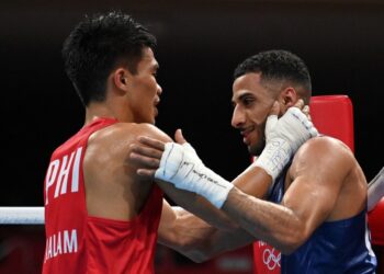 GALAL Yafai (baju biru) menewaskan Carlo Paalam untuk memenangi pingat emas flyweight Sukan Olimpik 2020 di Kokugikan Arena, Tokyo semalam. - AFP