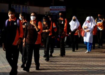 SUASANA pada hari pertama sesi pembelajaran 2021/2022 di SMK Taman Sri Muda yang sebelum ini terjejas akibat banjir luar biasa di Seksyen 25, Shah Alam, Selangor. – UTUSAN/ZULFADHLI ZAKI