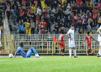 PEMAIN Sri Pahang kecewa selepas Negeri Sembilan memperoleh gol kedua menerusi jaringan Yaser Pinto dalam aksi Liga Super di Stadium Tuanku Abdul Rahman, Paroi kelmarin. – UTUSAN/MOHD. SHAHJEHAN MAAMIN.