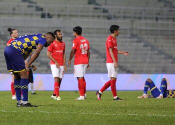 PEMAIN Sri Pahang, Herold Goulon kecewa selepas pasukannya tumpas 0-2 kepada Kuala Lumpur City dalam saingan Liga Super di Stadium Darul Makmur, Kuantan kelmarin. – Ihsan SRI PAHANG FC