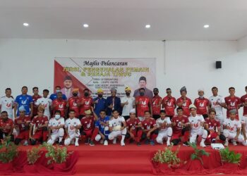 BARISAN pemain TJWFC yang diperkenalkan di Jeram Mengaji, Pasir Puteh, semalam.