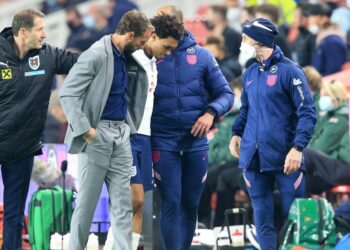 GARETH Southgate menenangkan Trent Alexander-Arnold yang terpaksa dibawa keluar akibat kecederaan dalam aksi persahabatan England menentang Austria di Stadium Riverside, Middlesbrough pagi tadi. - AFP