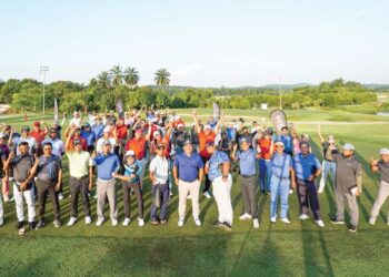 PARA peserta bergambar sebelum memulakan pertandingan merebut Trofi GD (Golfers Dock) 2022 di Kelab Golf Seriemas, Nilai, Negeri Sembilan, baru-baru ini.