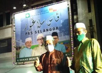 TUAN Ibrahim Tuan Man bergambar bersama Dr. Ahmad Yunus Hairi di hadapan Pejabat Pas Selangor di Presint Alami, Seksyen 13 di Shah Alam selepas merasmikan pembukaannya malam tadi.