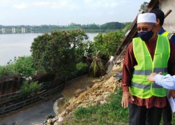 TUAN Ibrahim Tuan Man (kiri) turun padang meninjau lokasi runtuhan tebing Sungai Kelantan di Kampung Pohon Chelagi, Pasir Mas hari ini. - FOTO/YATIMIN ABDULLAH