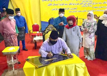 TUANKU Syed Sirajuddin Putra Jamalullail disaksikan Tuanku Tengku Fauziah Tengku Abdul Rashid dan Tuanku Syed Faizuddin Putra Jamalullail menandatangani plak perasmian Masjid Tuanku Syed Faizuddin Putra Jamalullail sempena Ulang Tahun Keputeraan Raja Perlis ke-79 di Jalan Batu 5, Kuala Perlis, Kangar, Perlis malam tadi.- UTUSAN/NAZLINA NADZARI