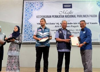 MUHYIDDIN Yassin menyampaikan sijil penghargaan kepada wakil parti politik Parlimen Pagoh pada Majlis Kesyukuran Perikatan Nasional Parlimen Pagoh di Kompleks Sukan Pagoh, Muar, Johor, hari ini. - FOTO/NUR ALINA HASSAN