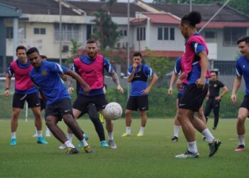 V. Ruventhiran (kiri) menjalani latihan bersama rakan sepasukan di Wisma FAM semalam. - UTUSAN/AMIR KHALID