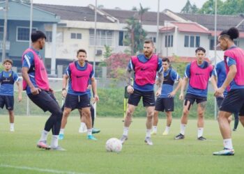 LEE Tuck (tengah) menjalani latihan bersama pasukan Harimau Malaya di Wisma FAM semalam menjelang pertemuan menentang Singapura esok. – UTUSAN/AMIR KHALID