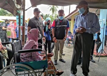 DR. MAHATHIR Mohamad (kanan) dan berbual mesra bersama Sepora Amin selepas menerima suntikan vaksin dos kedua pada Program Outreach Imunisasi Covid-19 di Dewan Lembaga Kemajuan Wilayah Kedah (KEDA), Pulau Tuba, Langkawi hari ini. - FOTO/NUR AMALINA AZMAN