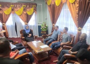 TUMINAH Kadi mengadakan perbincangan dengan lapan ketua pangkalan nelayan di pejabat Japerun Pantai Kundor, Melaka. – UTUSAN/AMRAN MULUP