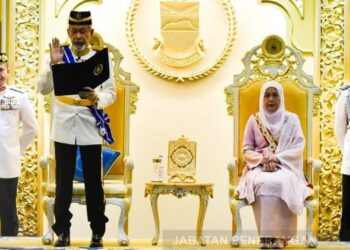 TUN Juhar Mahiruddin mengangkat sumpah jawatan sebagai Yang Dipertua Negeri Sabah di Istana Seri Kinabalu hari ini. - IHSAN PENERANGAN