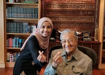 WARTAWAN Utusan Malaysia, Maisarah Sheikh Rahim bersama Tun Dr. Mahathir Mohamad ketika sesi temu bual bersama beliau, baru-baru ini.