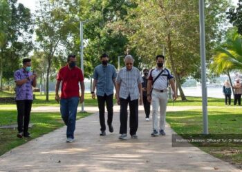 DR. MAHATHIR Mohamad menunjukkan perkembangan kesihatan baik dan berjalan sekitar tasik Putrajaya. - FOTO/PEJABAT MAHATHIR MOHAMAD