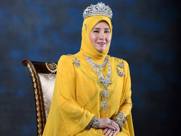 Aminah maimunah hajah azizah iskandariah tunku Queen tells