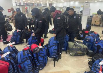 ANGGOTA SMART tiba di Lapangan Terbang Adana, Turkiye, hari ini sebelum meneruskan misi mencari dan menyelamat mangsa gempa bumi.- IHSAN NADMA