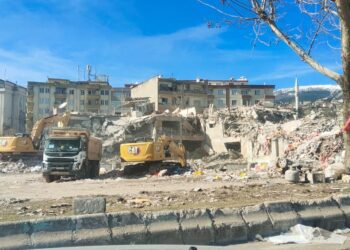 Operasi pembersihan giat dilakukan di kawasan runtuhan bangunan di Gaziantep, Turkiye. - UTUSAN/MOHAMAD HAFIZ YUSOFF BAKRI