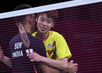 NG Tze Yong (kanan) mengucapkan tahniah kepada pemain India, Lakshya Sen yang memenangi pingat emas perseorangan lelaki Sukan Komanwel 2022 di Birmingham, semalam. - AFP