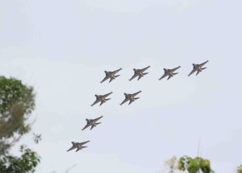 AKSI aerobatik tentera udara Emiriyah Arab Bersatu (UAE), Al Fursan berlatih menggunakan pesawat MB339 buatan Itali di LIMA23, Langkawi, semalam. – UTUSAN/SHAHIR NOORDIN
