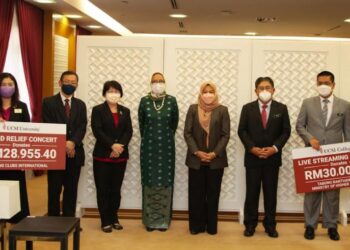 MAJLIS penyampaian sumbangan UCSI untuk membantu mangsa banjir. Turut hadir, Menteri Pengajian Tinggi, Datuk Seri Noraini Ahmad dan Naib Canselor Universiti UCSI,Prof. Datuk Ir. Ts. Dr. Siti Hamisah Tapsir.