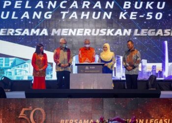 ISMAIL Sabri Yaakob diiringi  Noh Omar (dua kiri), Norliza Abdul Rahim  (dua dari kanan), Suriani Ahmad (kiri)  dan Ketua Pegawai Eksekutif UDA, Mohd. Salem Kailany (kanan) melakukan gimik pelancaran  Buku 50 Tahun UDA Holdings Berhad (UDA) pada majlis Makan Malam Ulang Tahun UDA Ke-50 ‘Bersama Meneruskan Legasi’ di One World Hotel, Petaling Jaya baru-baru ini. – UTUSAN/FARIZ RUSADIO