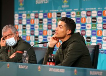 CRISTIANO Ronaldo (kanan) ketika menghadiri sidang akhbar.