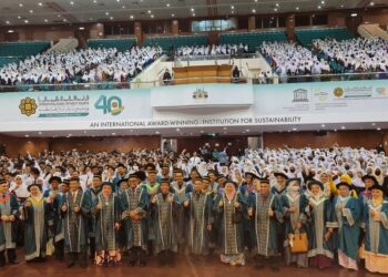 SEBAHAGIAN pelajar baharu UIAM selepas majlis Bai'ah bagi sesi kemasukan 2022/2023 di UIAM Kampus Gombak, Selangor.