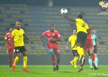 PEMAIN UiTM FC (baju merah) ketika menentang Perak dalam aksi Liga Super di Stadium Perak, Ipoh semalam. - IHSAN UITM FC