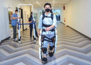 DEMONSTRASI robotik ekseskeleton semasa MoU antara UiTM dan syarikat Angel Robotics Co. Ltd. di Daehan Rehabilitation Hospital Putrajaya. - UTUSAN/FARIZ RUSADIO