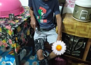 ZAKARIA Mohamad yang patah kaki kanan akibat kemalangan jalan raya lebih sebulan lalu kini berjalan menggunakan tongkat. - UTUSAN/ROHANA MOHD. NAWI