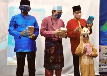 Ustaz Kazim Elias (kanan) bersama Jafri Abu Bakar  (tengah) dalam Majlis Pelancaran Produk Susu Kambing Faa-iz Aneka Perisa dan Forum Perdana di KIDaf, di Bandar Baharu, Kulim malam tadi. - UTUSAN/AZAHAR HASHIM