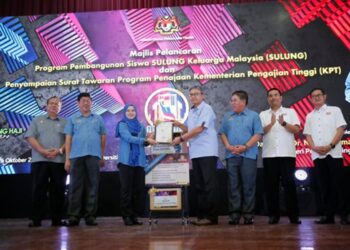 Prof. Dato’ Gs. Ts. Dr. Mohd. Ekhwan Hj. Toriman ketika melancarkan Program Pembangunan Siswa SULONG Keluarga Malaysia dan Penyampaian Surat Tawaran Penajaan Kementerian Pengajian Tinggi di UKM, Bangi.