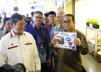 MOHAMED Khaled Nordin ketika melakukan lawatan ke Universiti Kebangsaan Malaysia (UKM) pada 16 Mac lalu.