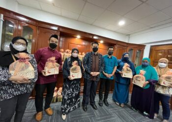 RAZLI Che Razak (tengah) bersama sebahagian pengamal media Kelantan yang menerima bakul raya sumbangan UMK di Kota Bharu hari ini. - UTUSAN/ROHANA MOHD. NAWI