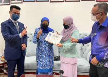 NIK Maheran Nik Muhammad (dua kanan) bersama Asiah Abu Samah menunjukkan sijil pengiktirafan Akreditasi Universiti Keusahawanan di UMK Bachok, Kelantan, hari ini. - UTUSAN/TOREK SULONG