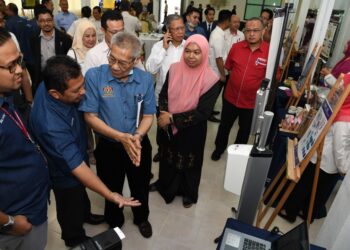 DR. Mansor Othman  diberi penerangan mengenai penggunaan inovasi UMK-VISS