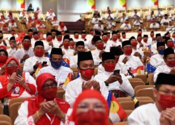 PERWAKILAN mengaminkan doa semasa Perhimpunan Agung UMNO di Pusat Dagangan Dunia Putra, Kuala Lumpur, semalam.