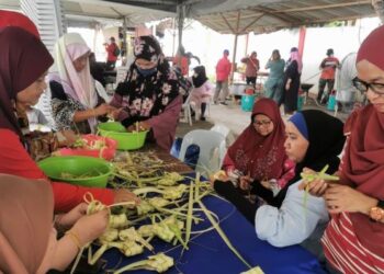 AHLI UMNO Bukit Bintang menggembleng tenaga dalam menyiapkan juadah berbuka puasa sempena program Ihya Ramadan yang dianjurkan.