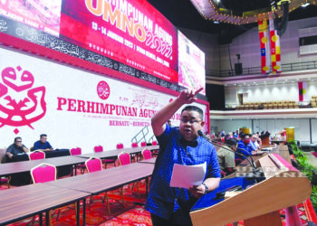Petugas UMNO membuat persiapan akhir Perhimpunan Agung UMNO 2022 yang akan bermula hari ini.
