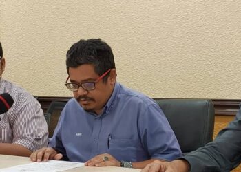 AKBAR Salim (tengah) ketika membacakan kenyataan media di Bangunan UMNO Kelantan di Kota Bharu, Kelantan, hari ini. - UTUSAN/ZAAIN ZIN