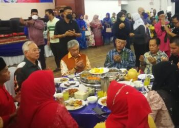 JAHAYA Ibrahim (kiri) bersama Najib Tun Razak (dua dari kiri) dan Ahmad Zahid Hamidi (tiga dari kiri) pada Majlis Aidilfitri UMNO Bahagian Kuala Selangor. - FOTO/ABDUL RAZAK IDRIS