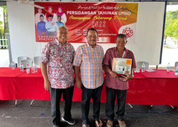 Dr. Guntor Tobeng (kiri) bersama Ketua UMNO Bahagian Alor Setar, Datuk Yusof Ismail pada mesyuarat UMNO Cawangan Seberang Perak di Alor Setar, semalam.