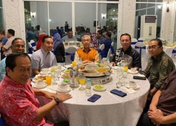AHMAD Zahid Hamidi (tengah) mengadakan pertemuan dengan kepemimpinan UMNO Johor dan 40 ADUN BN negeri itu di kediaman rasmi Menteri Besar Johor, semalam.